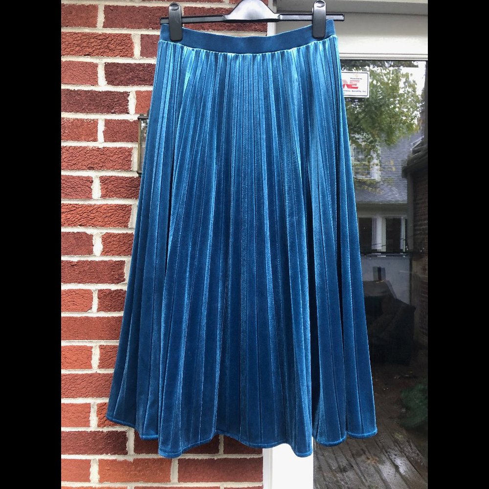 Boden velvet pleated skirt